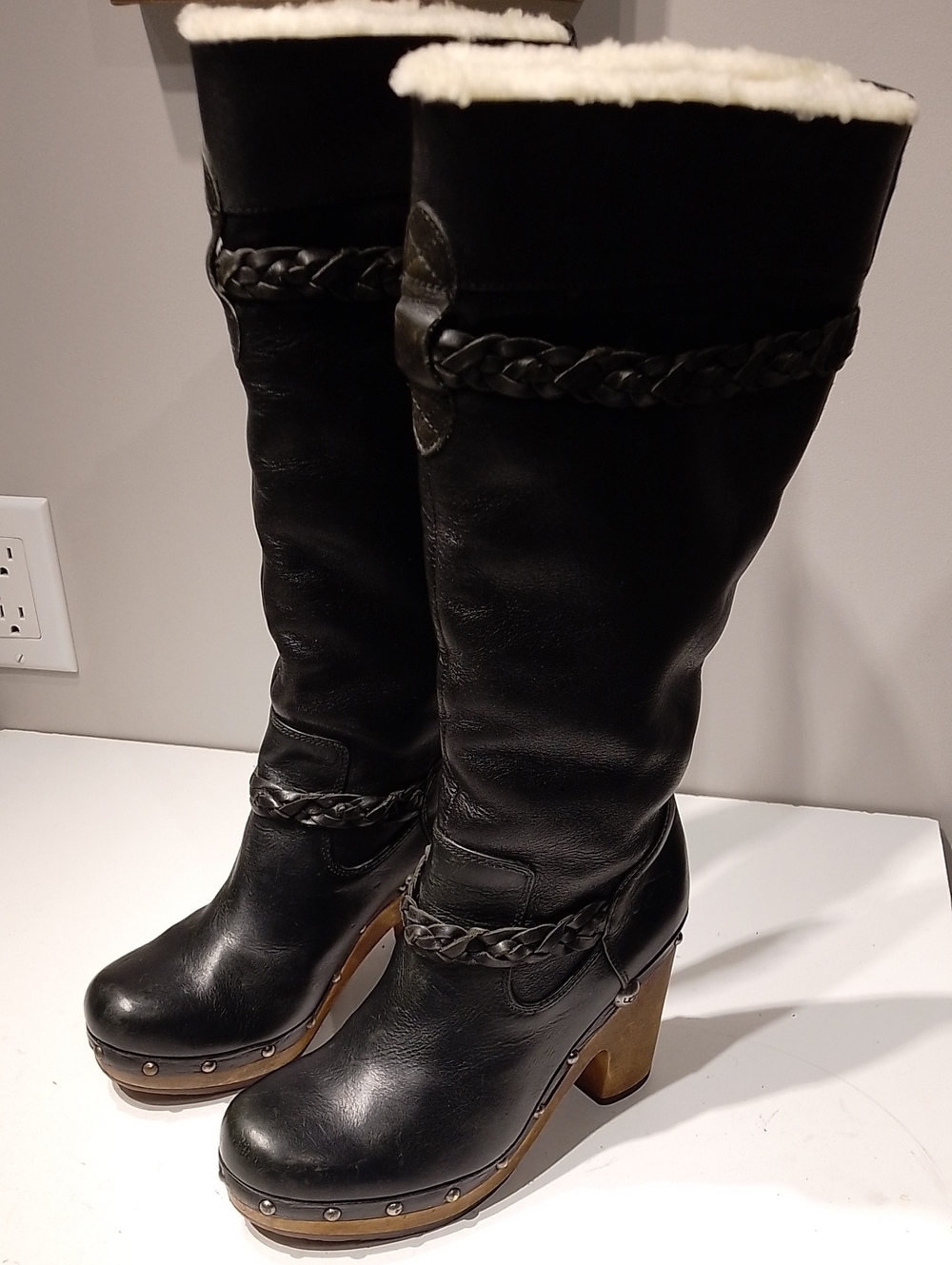UGG Womens Savannah Black Leather Sheepskin Tall Clog Boots Size 7
